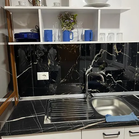 Square 21 * Τίρανα